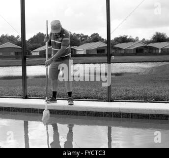 Reifer Mann tun Poolpflege zu seinem Florida Pool Zuhause, 25. April 2016 Stockfoto