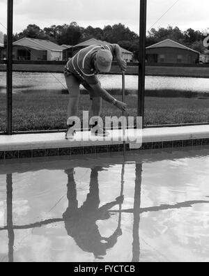 Reifer Mann tun Poolpflege zu seinem Florida Pool Zuhause, 25. April 2016 Stockfoto