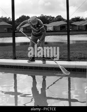 Reifer Mann tun Poolpflege zu seinem Florida Pool Zuhause, 25. April 2016 Stockfoto