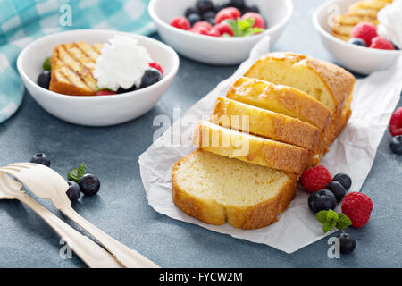 Gegrillte-lbs-Kuchen mit frischen Beeren Stockfoto