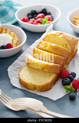 Gegrillte-lbs-Kuchen mit frischen Beeren Stockfoto