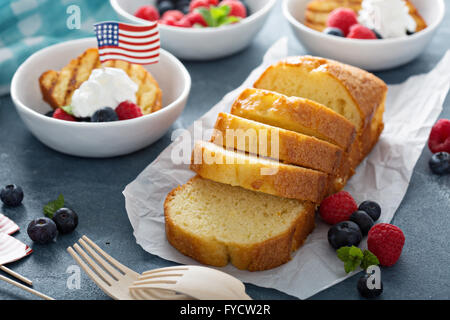 Gegrillte-lbs-Kuchen mit frischen Beeren Stockfoto