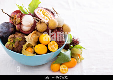 Exotische Früchte auf weißem Hintergrund Stockfoto