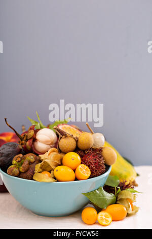 Exotische Früchte in eine Schüssel geben Stockfoto