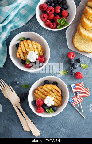 Gegrillte-lbs-Kuchen mit frischen Beeren Stockfoto