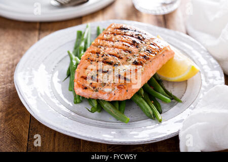 Gegrillter Lachs mit grünen Bohnen Stockfoto