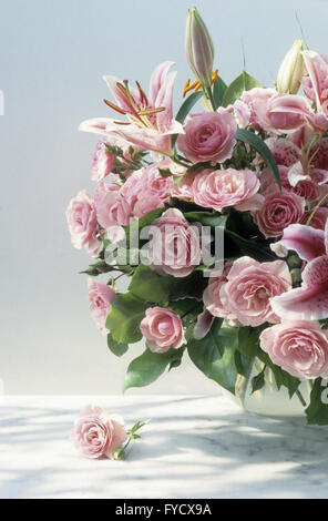 Strauß mit Lilien und Rosen Stockfoto