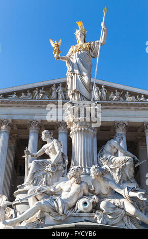 Pallas Athene-Brunnen befindet sich vor dem Parlamentsgebäude, es wurde zwischen 1893 und 1902 von Carl Kundma errichtet Stockfoto