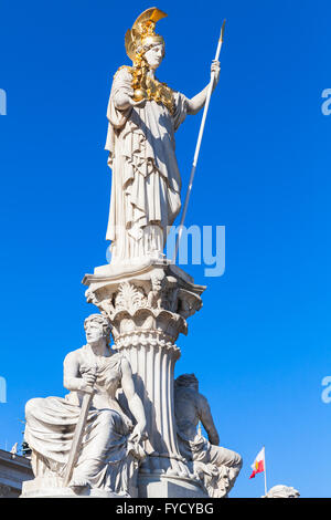 Pallas Athene-Brunnen vor dem österreichischen Parlament Gebäude, wurde es zwischen 1893 und 1902 von Carl Kundmann errichtet Stockfoto