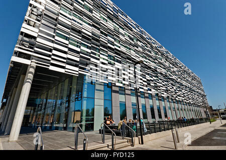 Das Brooks-Gebäude, University of Manchester Metropolitain an Platzes, Hulme, Manchester. Stockfoto