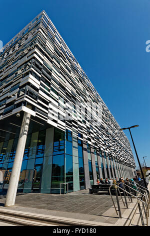 Das Brooks-Gebäude, University of Manchester Metropolitain an Platzes, Hulme, Manchester. Stockfoto