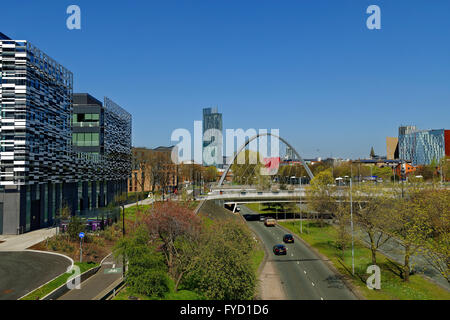 Ältere (2017) Skyline von Manchester von Süden mit Hulme Arch und Teil der Manchester Metropolitan University auf der linken Seite. Neuere 2021 Aufnahmen, die ich selbst habe. Stockfoto