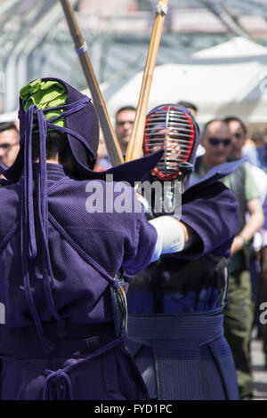 Kendo Kämpfer Spiel in traditioneller Kleidung und Bambus Schwert, japanische Kampfkunst Stockfoto