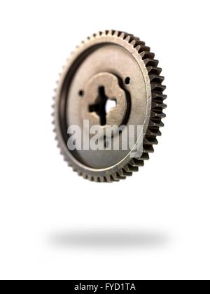 Metallgetriebe vor einem weißen Hintergrund isoliert Stockfoto