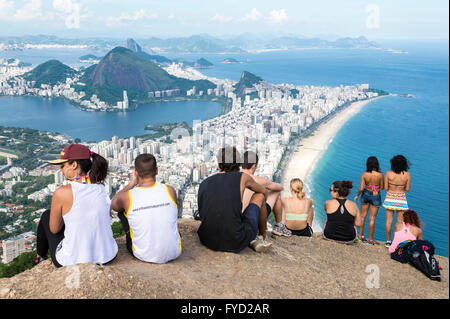 RIO DE JANEIRO - 24. Februar 2016: Besucher genießen Sie den Ausblick auf die Skyline der Stadt nach einer Wanderung auf Dois Irmãos Berg. Stockfoto