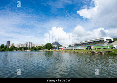 RIO DE JANEIRO, 17. März 2016: Die Tribüne des Estádio de Remo da Lagoa oder Lagoa Stadion ist Austragungsort der Olympischen Spiele. Stockfoto