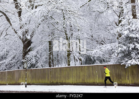 Läufer auf Hampstead Lane im Winter nach Schnee Stockfoto