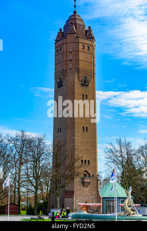 Trelleborg, Schweden - 12. April 2016: Die 58 m hohen Alter Wasserturm ist das höchste Gebäude der Stadt. Es wurde 1912 gebaut. Jetzt ein Stockfoto