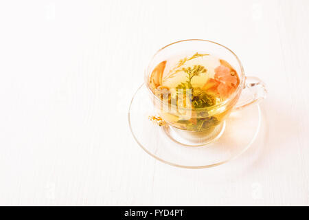 Kräutertee in einer transparenten Schale auf weißen Tisch Stockfoto