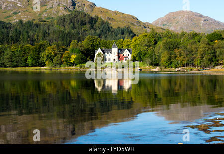 Ein Blick auf Glenfinnan House Hotel aus über Loch Shiel, Glenfinnan, Schottland, UK. Stockfoto