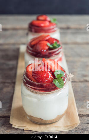 Hausgemachte Süße Erdbeeren Käsekuchen im Glas, selektiven Fokus Stockfoto