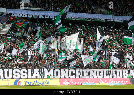 Sport, Fußball, Bundesliga, 2015/2016, Borussia Moenchengladbach gegen TSG 1899 Hoffenheim 3:1, Borussia-Park-Stadion, Fußball-Fans in der Nordkurve Stockfoto