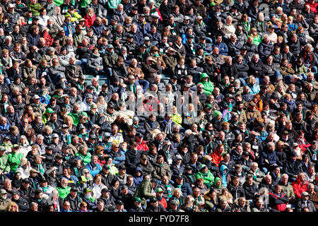 Sport, Fußball, Bundesliga, 2015/2016, Borussia Moenchengladbach gegen TSG 1899 Hoffenheim 3:1, Borussia-Park-Stadion, Fußball-Fans, Besucher Stockfoto