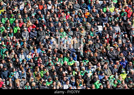 Sport, Fußball, Bundesliga, 2015/2016, Borussia Moenchengladbach gegen TSG 1899 Hoffenheim 3:1, Borussia-Park-Stadion, Fußball-Fans, Besucher Stockfoto