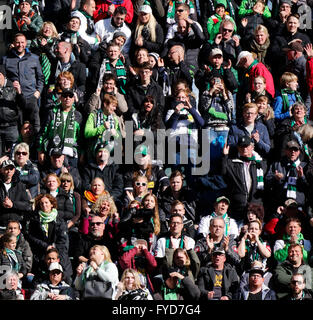 Sport, Fußball, Bundesliga, 2015/2016, Borussia Moenchengladbach gegen TSG 1899 Hoffenheim 3:1, Borussia-Park-Stadion, Fußball-Fans, Besucher Stockfoto