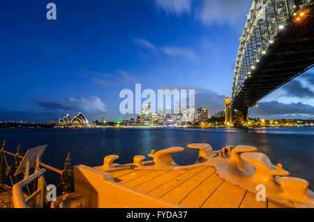 Sydney Harbour, Sydney Opera House und Circular Quay von Milson Punkt und den Bogen der HMAS Sydney gesehen. Stockfoto