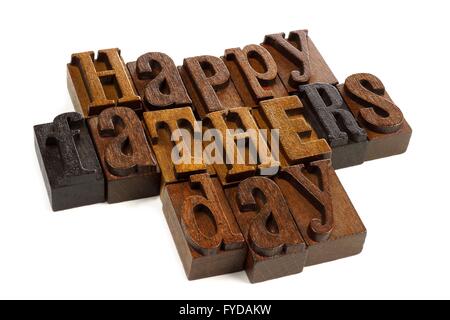 Glückliche Väter Tag Vintage Holzbuchstaben vor einem weißen Hintergrund Stockfoto