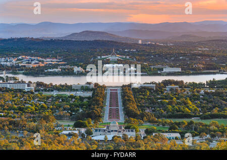 Blick auf den Sonnenuntergang über Canberra von Mount Ainslie Stockfoto