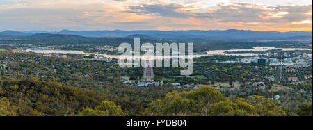 Blick auf den Sonnenuntergang über Canberra von Mount Ainslie Stockfoto