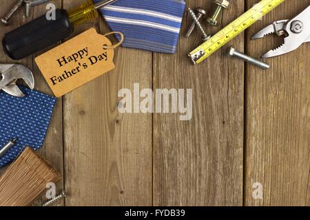 Happy Fathers Day Geschenkanhänger mit Ecke Grenze von Werkzeugen und Krawatten auf einem rustikalen Holz Hintergrund Stockfoto