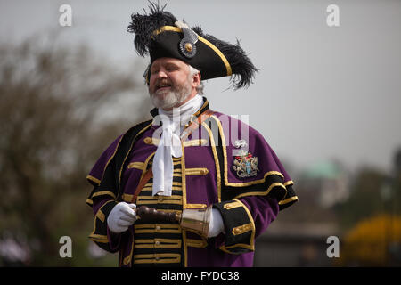 Windsor, UK. 21. April 2016. Windsor und Maidenhead Stadtausrufer Chris Brown kündigt die Königin 90. Geburtstag 21-Salutschüsse. Stockfoto