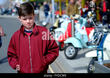 Young-Mod sieht cool Stockfoto