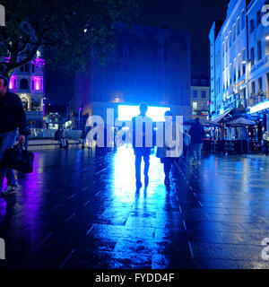 ein paar nachts auf nassem Asphalt über den Leicester Square in London Stockfoto