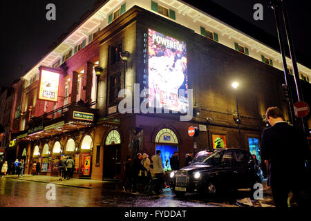 Prince Edward Theater zeigt Miss Saigon in der Nacht mit dem Taxi und Menschen in Soho, London Stockfoto