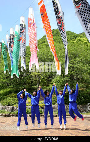 Ausflug von einem japanischen Schulmädchen, posieren sie angenehme und lustige hintereinander im Fudonotaki-Park, Kagawa, Japan. Stockfoto