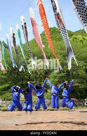 Ausflug von einem japanischen Schulmädchen, posieren sie angenehme und lustige hintereinander im Fudonotaki-Park, Kagawa, Japan. Stockfoto