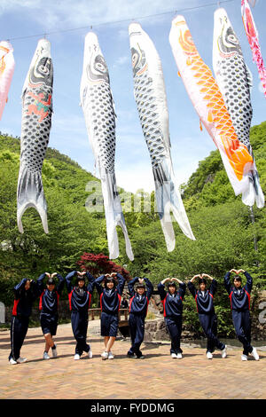 Ausflug von einem japanischen Schulmädchen, posieren sie angenehme und lustige hintereinander im Fudonotaki-Park, Kagawa, Japan. Stockfoto