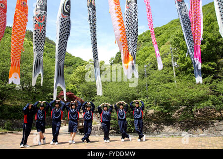 Ausflug von einem japanischen Schulmädchen, posieren sie angenehme und lustige hintereinander im Fudonotaki-Park, Kagawa, Japan. Stockfoto