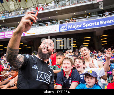 Neue Neuseelands DJ Forbes grüßt Fans während der HSBC 2016 / Cathay Pacific Hong Kong Sevens, Hong Kong Stadium. 9. April 2016. Stockfoto