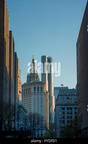 8-Fichte-Straße oder Beekman Tower entworfen von Frank Gehry gesehen bei Sonnenuntergang im Financial District von Lower Manhattan in New York City Stockfoto