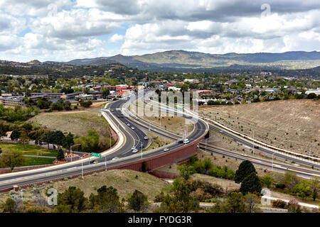 Ansicht des Highway 69 schneidenden Highway 89 in Prescott Arizona mit Bergen im Hintergrund und Stadt Stockfoto