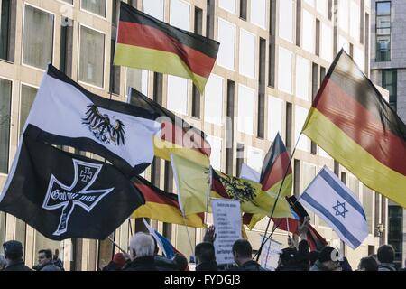 Berlin, Berlin, Deutschland. 25. April 2016. Demonstranten während der rechten Baergida Kundgebung vor dem Berliner Hauptbahnhof. Baergida, eine Anti-islamische, Anti-Immigration, rechtsextreme Bewegung treffen zum 69. Mal seit ihrer ersten Kundgebung im Januar 2015. © Jan Scheunert/ZUMA Draht/Alamy Live-Nachrichten Stockfoto