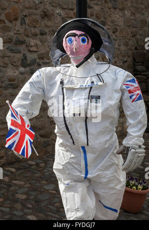 Wray, Lancashire, UK, 25. April 2016. Esa-astronaut Timothy Nigel Peake am Wray jährliche Scarecrow Festival. Die Dorfbewohner von Wray sind wieder in Erstellt einige seltsame, verrückte und wunderbare Vogelscheuche Kreationen Besucher zu begeistern. Stockfoto