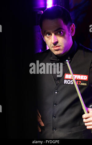 Sheffield, UK. 25. April 2016. 25.04.2016: Ronnie O'Sullivan in Aktion gegen Barry Hawkins nach einer Unterkunft im Viertel-Finale der 2016 Snooker WM in Sheffield. © Michael Cullen/ZUMA Draht/Alamy Live-Nachrichten Stockfoto