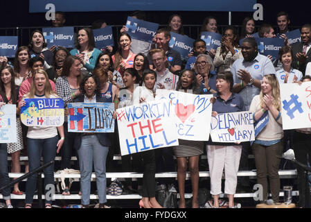 Philadelphia, Pennsylvania, USA. 25. April 2016. Hillary Clinton Fans warten auf ihre Veranstaltung in Wilmington Delaware beginnen die Welt CafÅ½ Live bei der Königin © Ricky Fitchett/ZUMA Draht/Alamy Live News stattfand Stockfoto