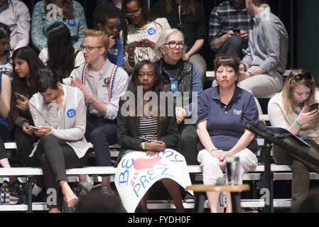 Philadelphia, Pennsylvania, USA. 25. April 2016. Hillary Clinton Fans warten auf ihre Veranstaltung in Wilmington Delaware beginnen die Welt CafÅ½ Live bei der Königin © Ricky Fitchett/ZUMA Draht/Alamy Live News stattfand Stockfoto